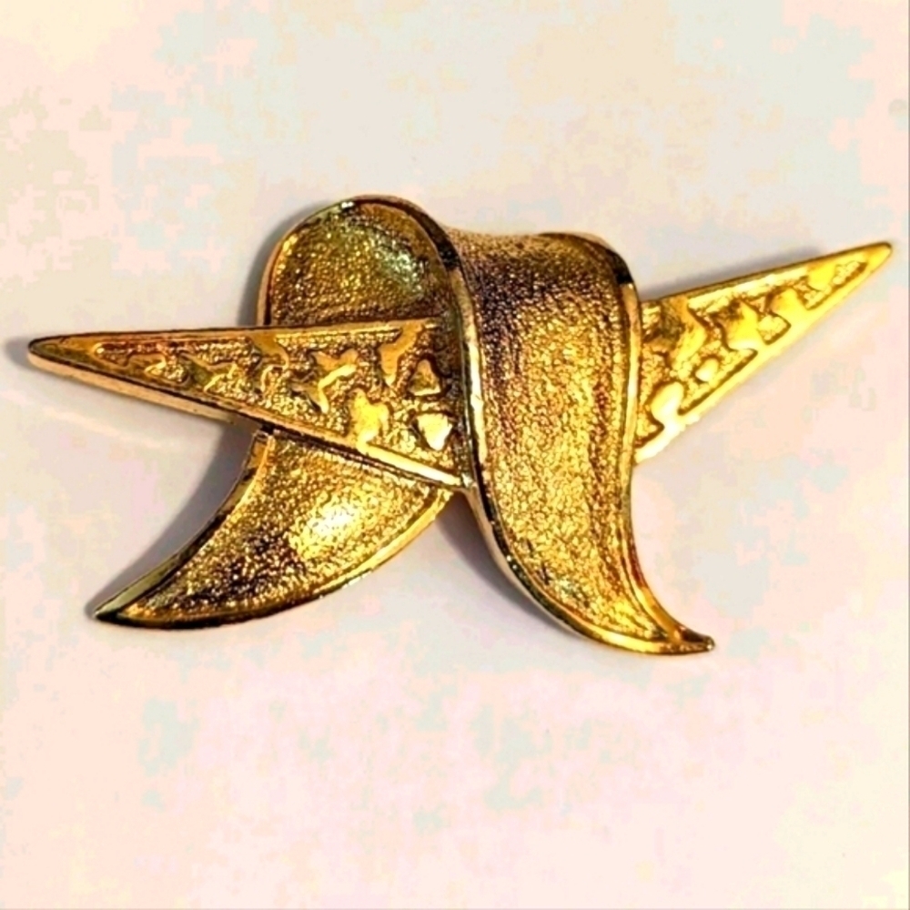 GERRY Signed Vintage Gold Tone Abstract Brooch